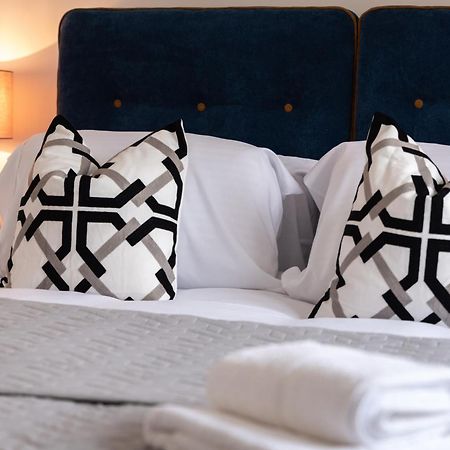 Elegant Apartments In Staines L Free Onsite Parking Extérieur photo