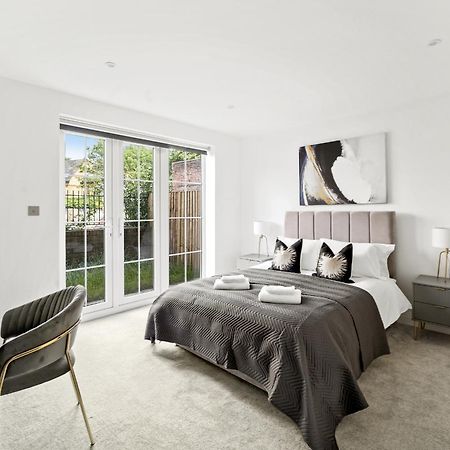 Elegant Apartments In Staines L Free Onsite Parking Extérieur photo