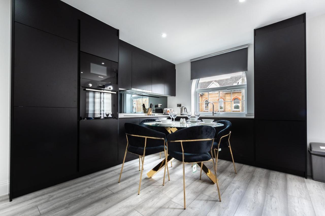 Elegant Apartments In Staines L Free Onsite Parking Extérieur photo