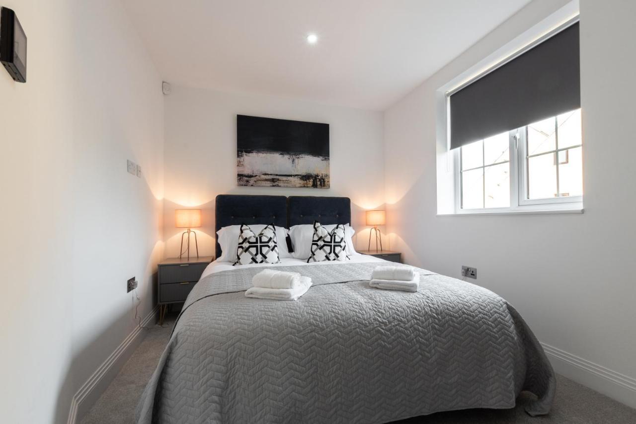 Elegant Apartments In Staines L Free Onsite Parking Extérieur photo
