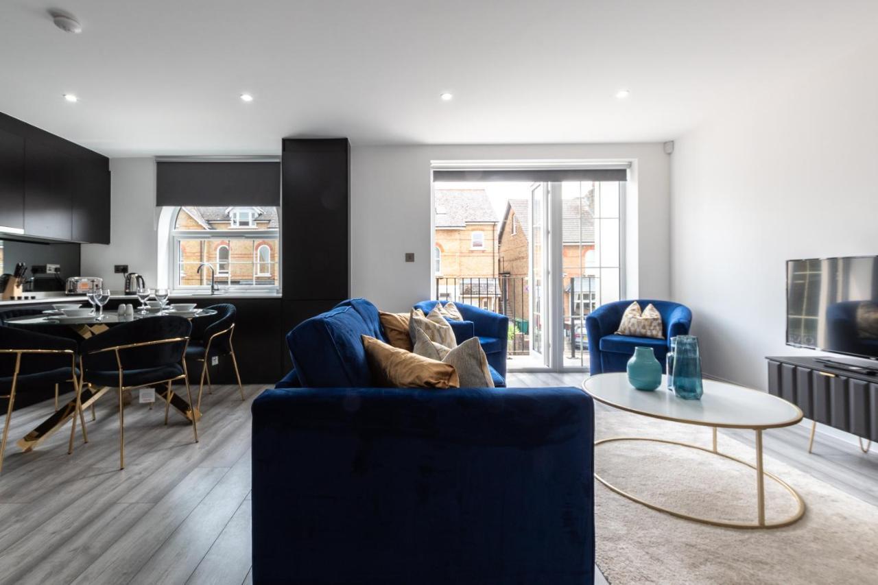 Elegant Apartments In Staines L Free Onsite Parking Extérieur photo