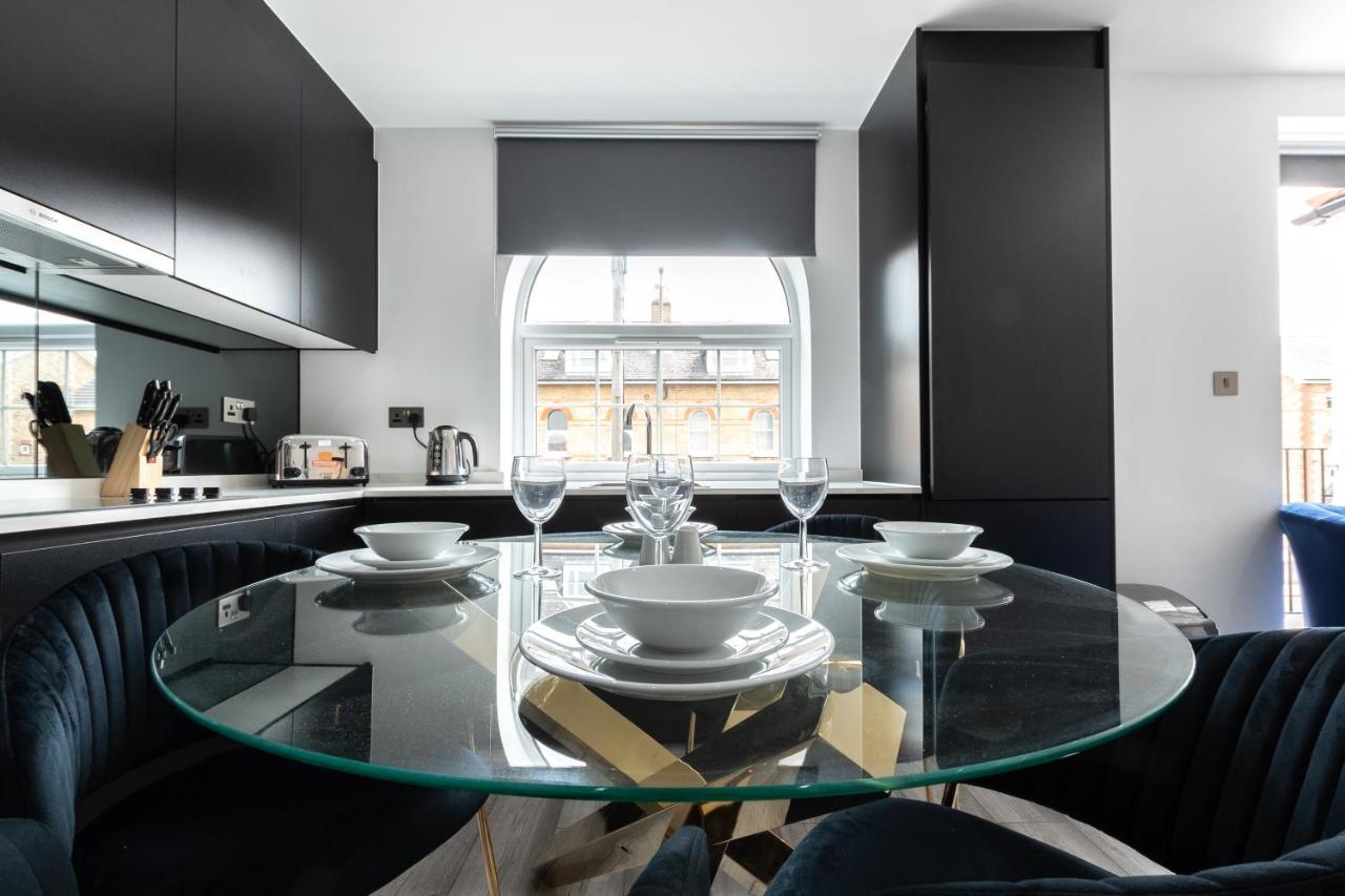 Elegant Apartments In Staines L Free Onsite Parking Extérieur photo