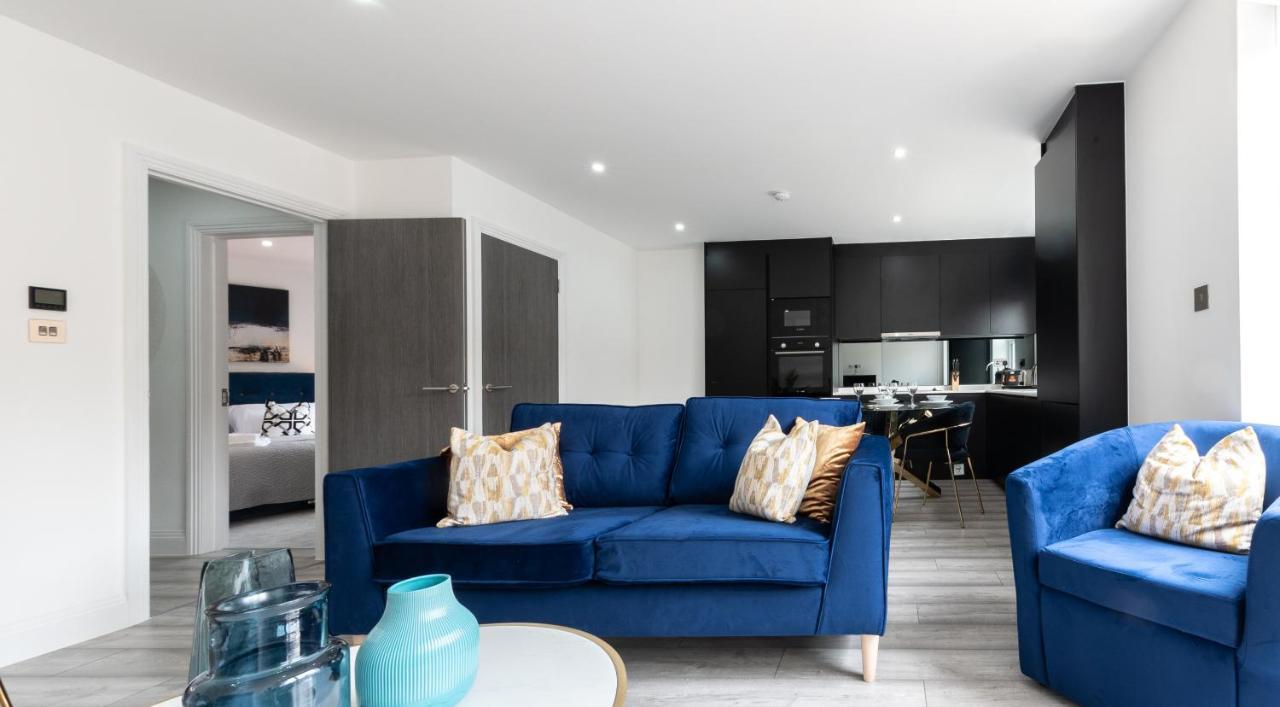Elegant Apartments In Staines L Free Onsite Parking Extérieur photo