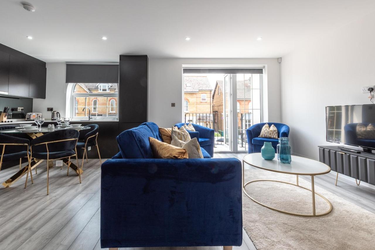 Elegant Apartments In Staines L Free Onsite Parking Extérieur photo