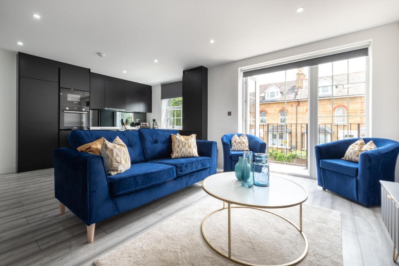 Elegant Apartments In Staines L Free Onsite Parking Extérieur photo
