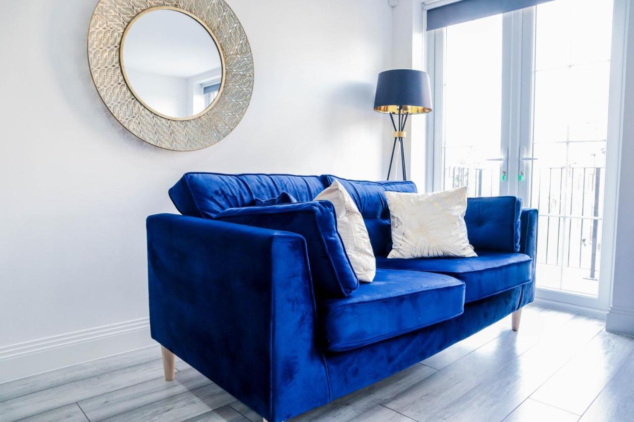 Elegant Apartments In Staines L Free Onsite Parking Extérieur photo