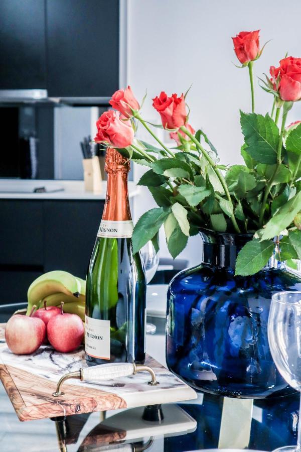 Elegant Apartments In Staines L Free Onsite Parking Extérieur photo