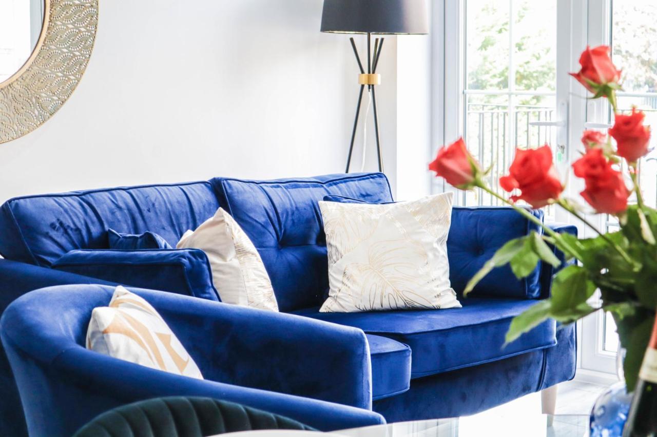 Elegant Apartments In Staines L Free Onsite Parking Extérieur photo