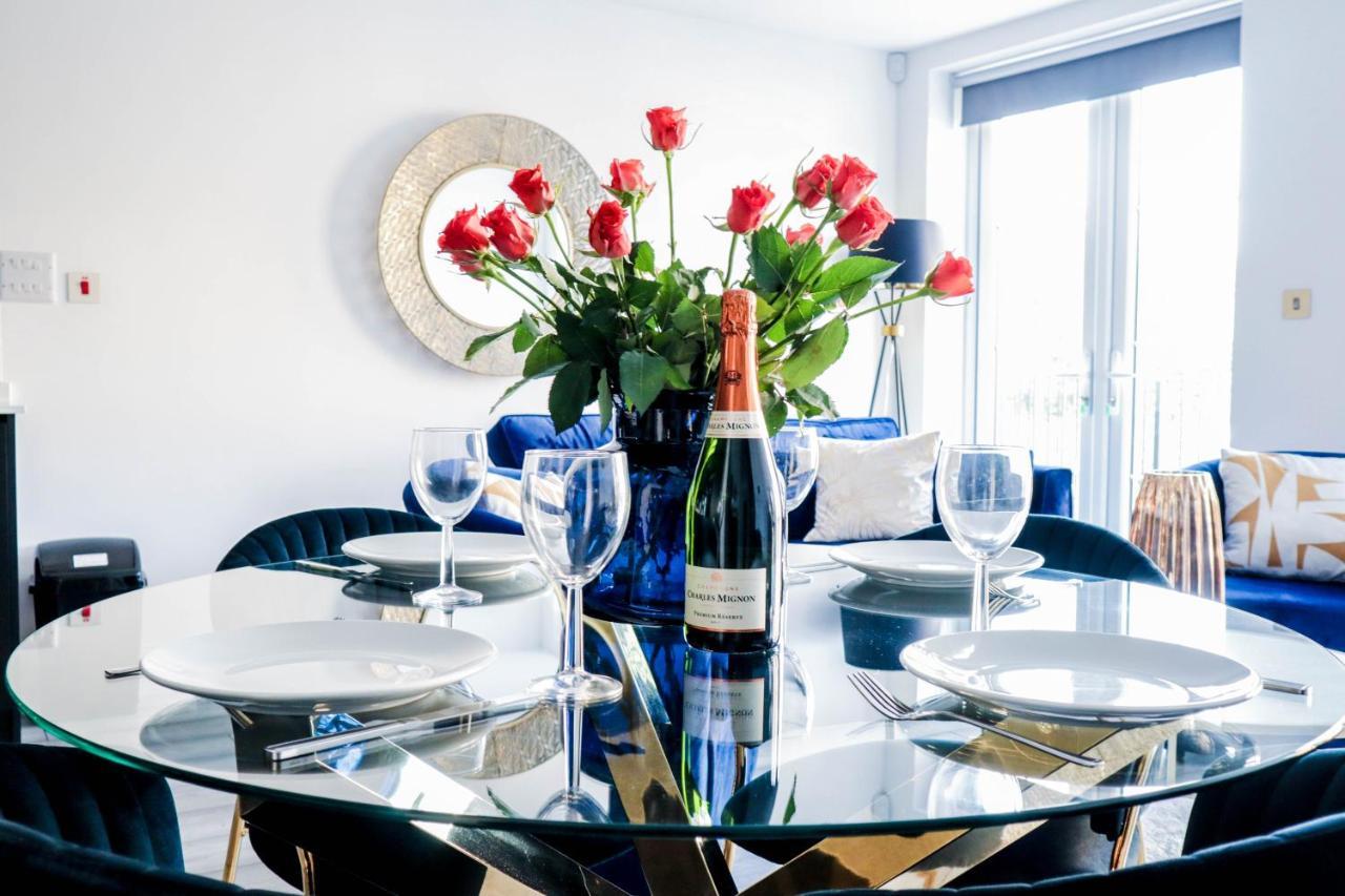Elegant Apartments In Staines L Free Onsite Parking Extérieur photo