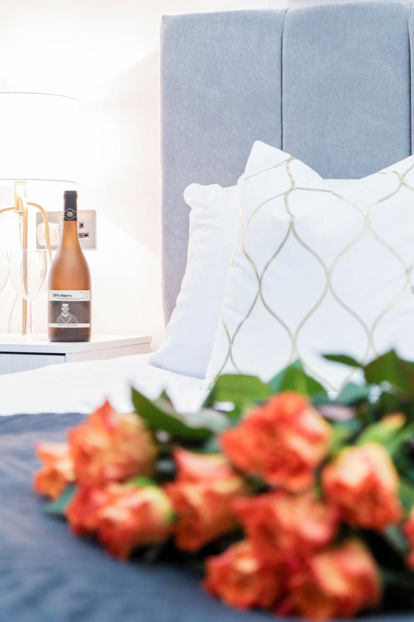 Elegant Apartments In Staines L Free Onsite Parking Extérieur photo