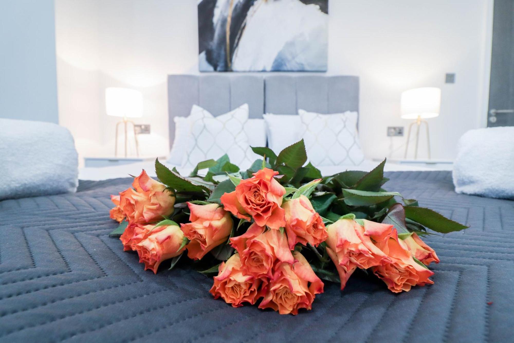 Elegant Apartments In Staines L Free Onsite Parking Extérieur photo