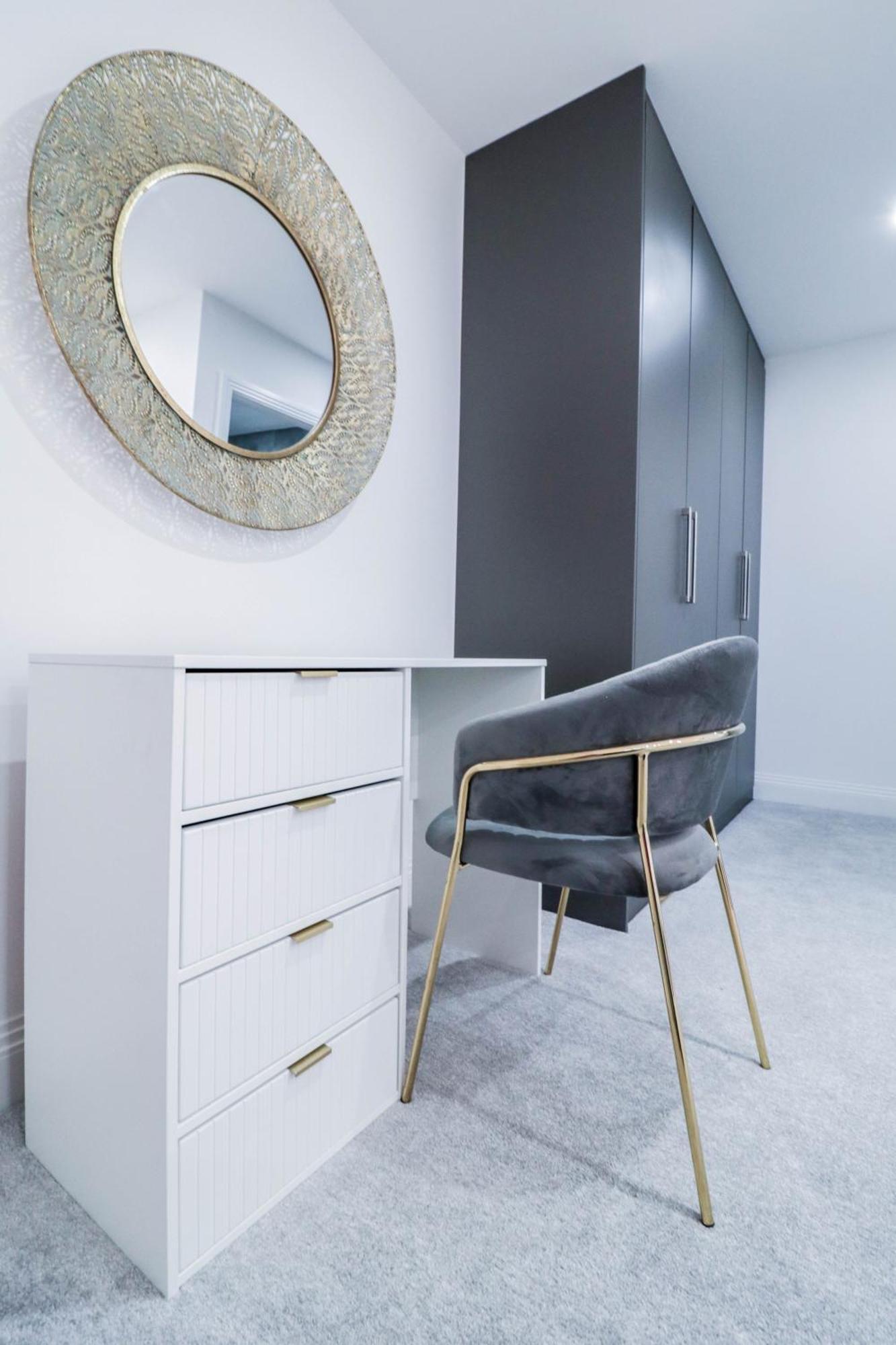 Elegant Apartments In Staines L Free Onsite Parking Extérieur photo