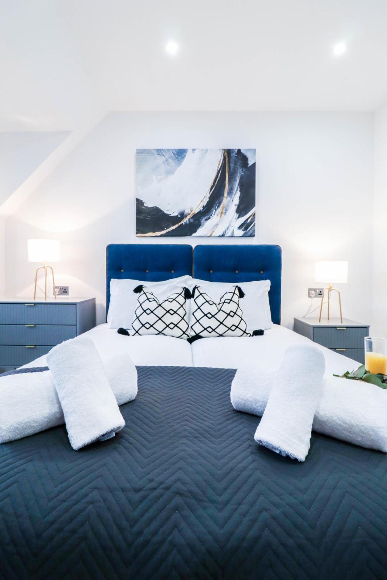 Elegant Apartments In Staines L Free Onsite Parking Extérieur photo