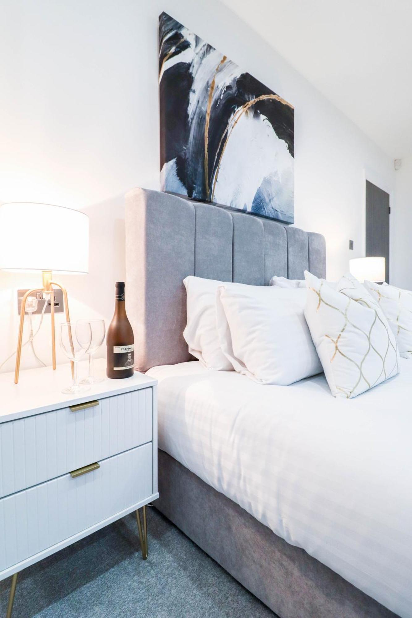 Elegant Apartments In Staines L Free Onsite Parking Extérieur photo