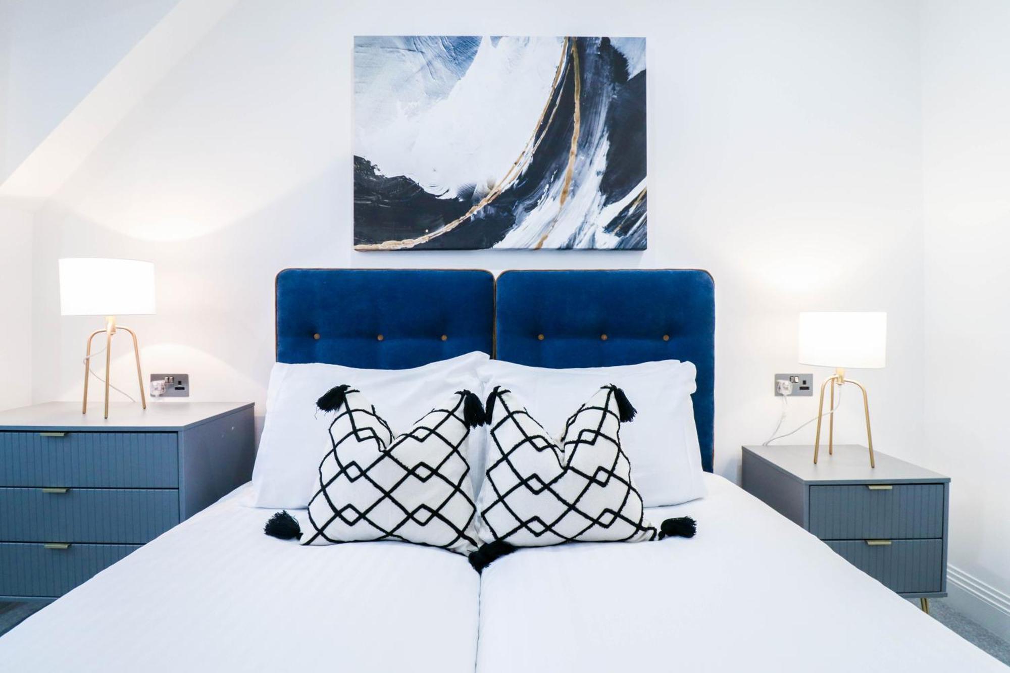 Elegant Apartments In Staines L Free Onsite Parking Extérieur photo