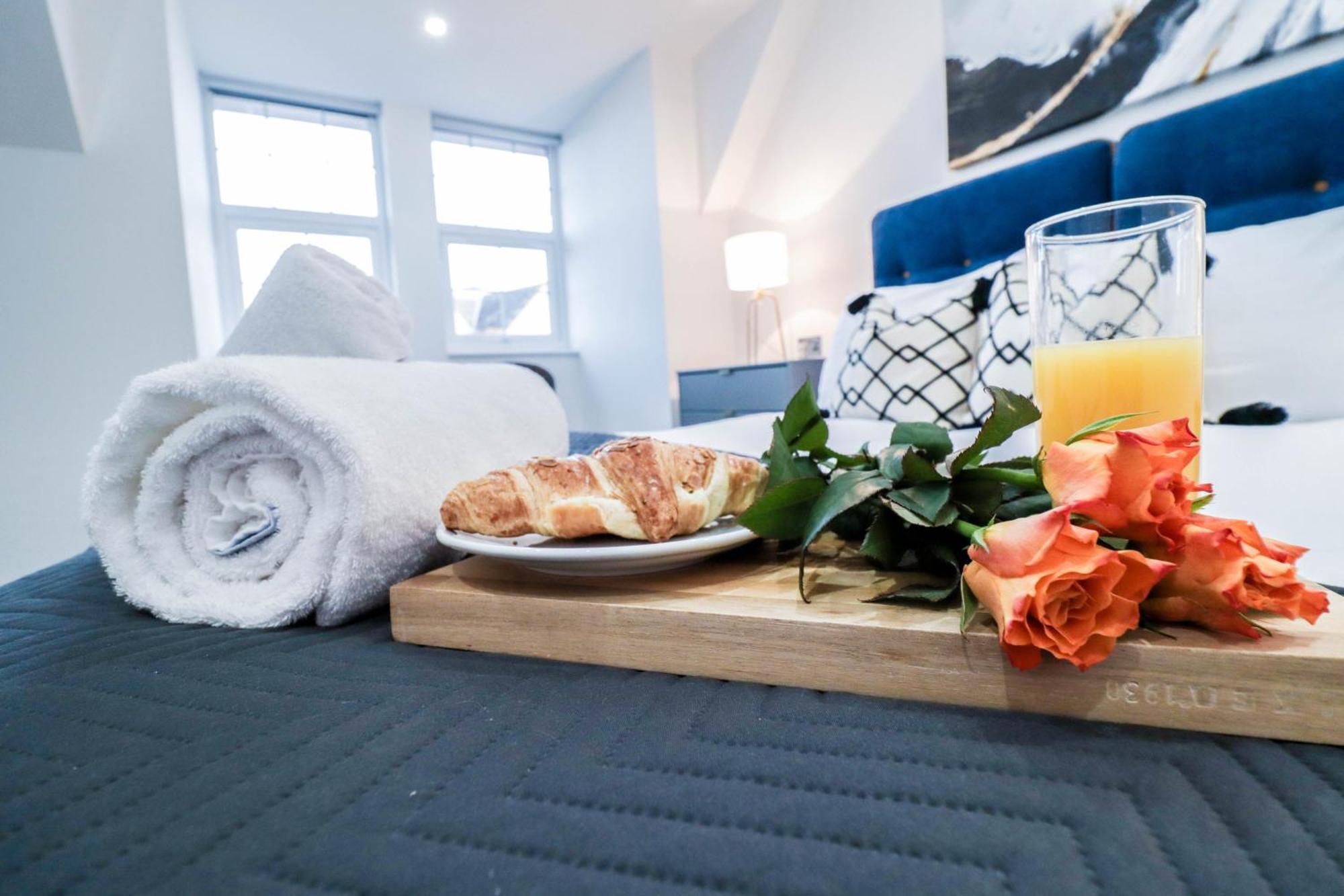 Elegant Apartments In Staines L Free Onsite Parking Extérieur photo