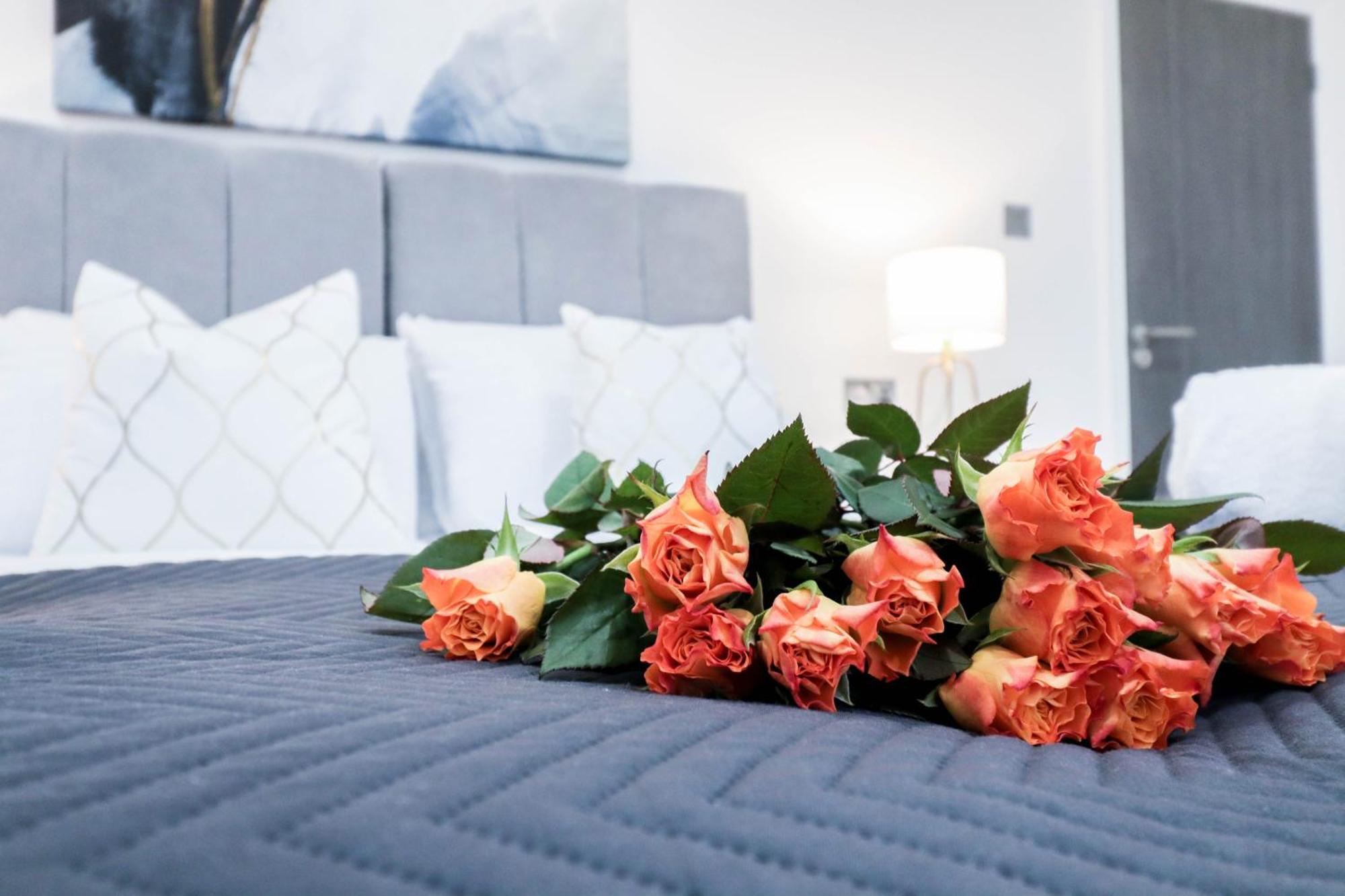 Elegant Apartments In Staines L Free Onsite Parking Extérieur photo
