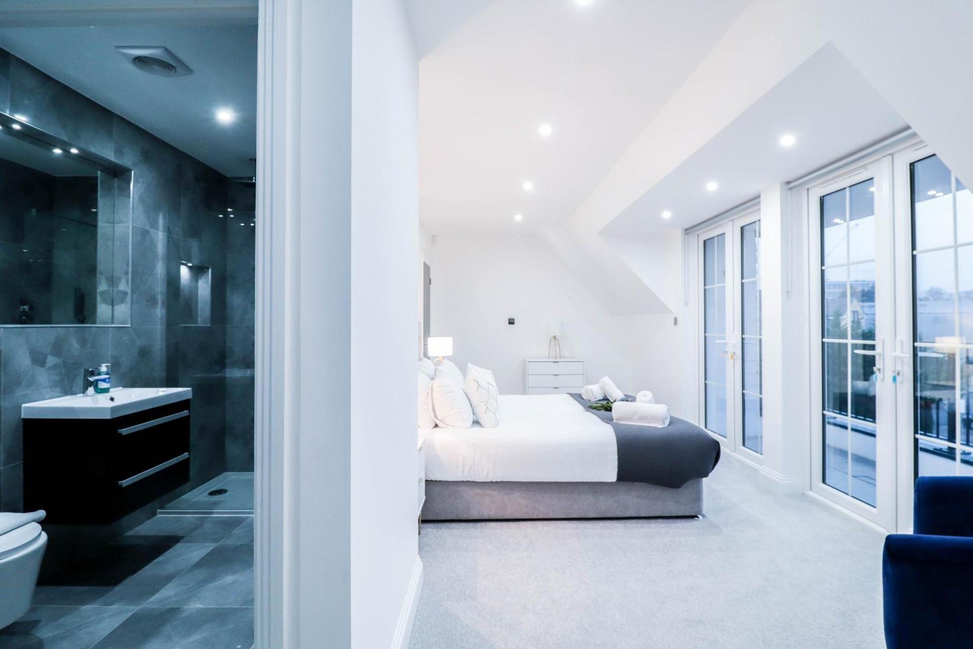 Elegant Apartments In Staines L Free Onsite Parking Extérieur photo