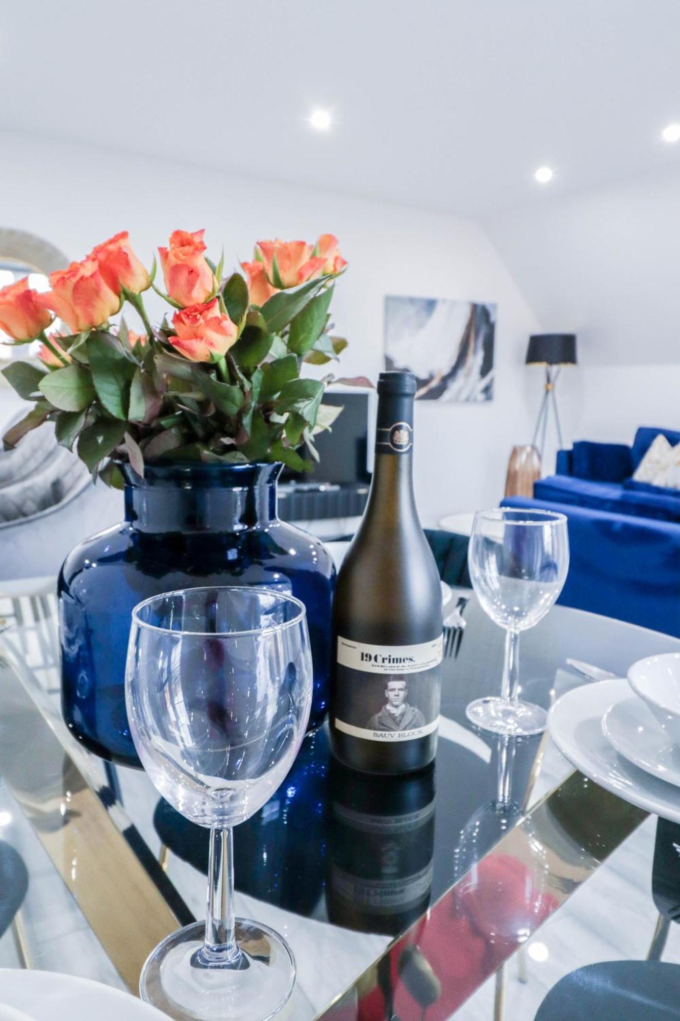 Elegant Apartments In Staines L Free Onsite Parking Extérieur photo