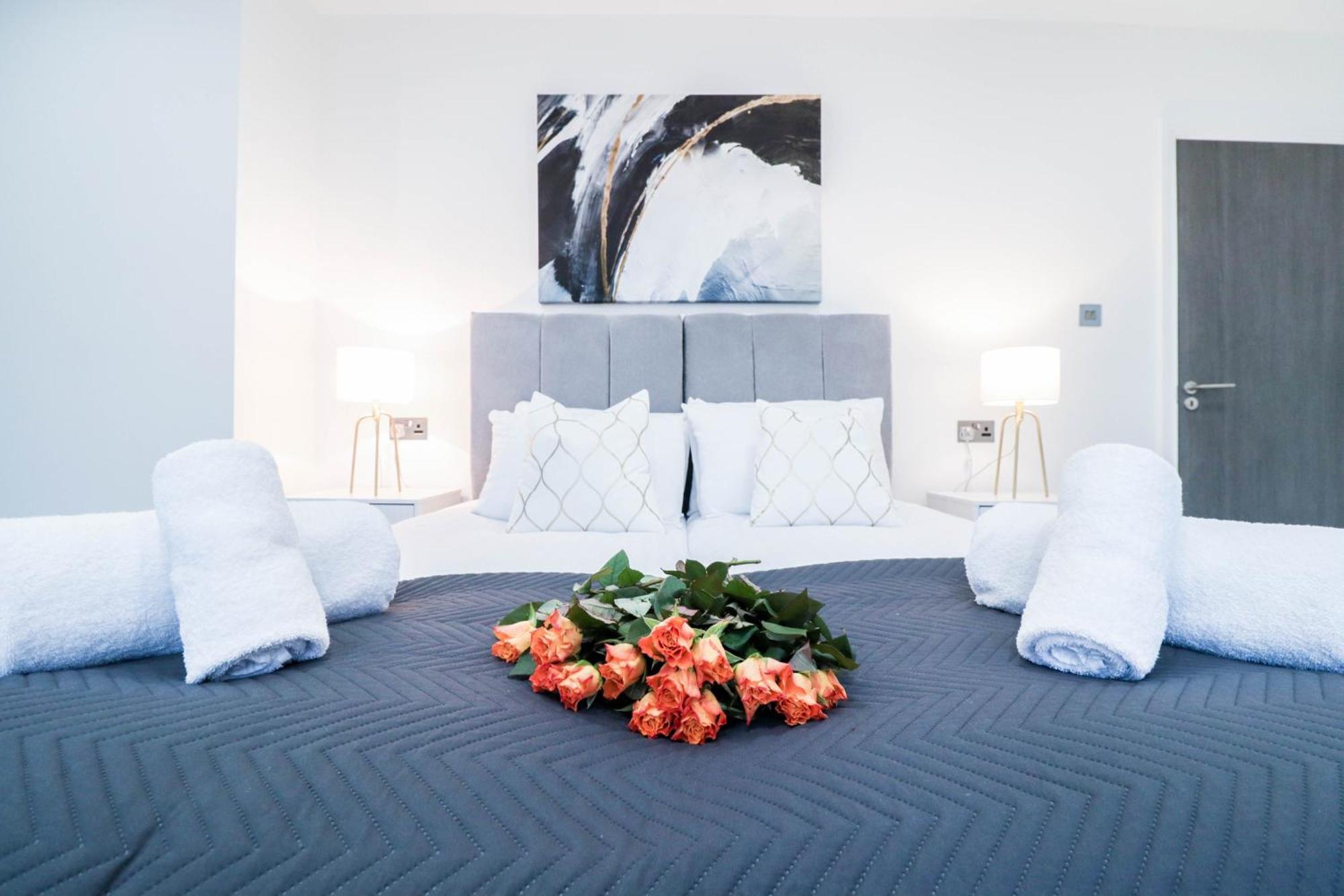 Elegant Apartments In Staines L Free Onsite Parking Extérieur photo