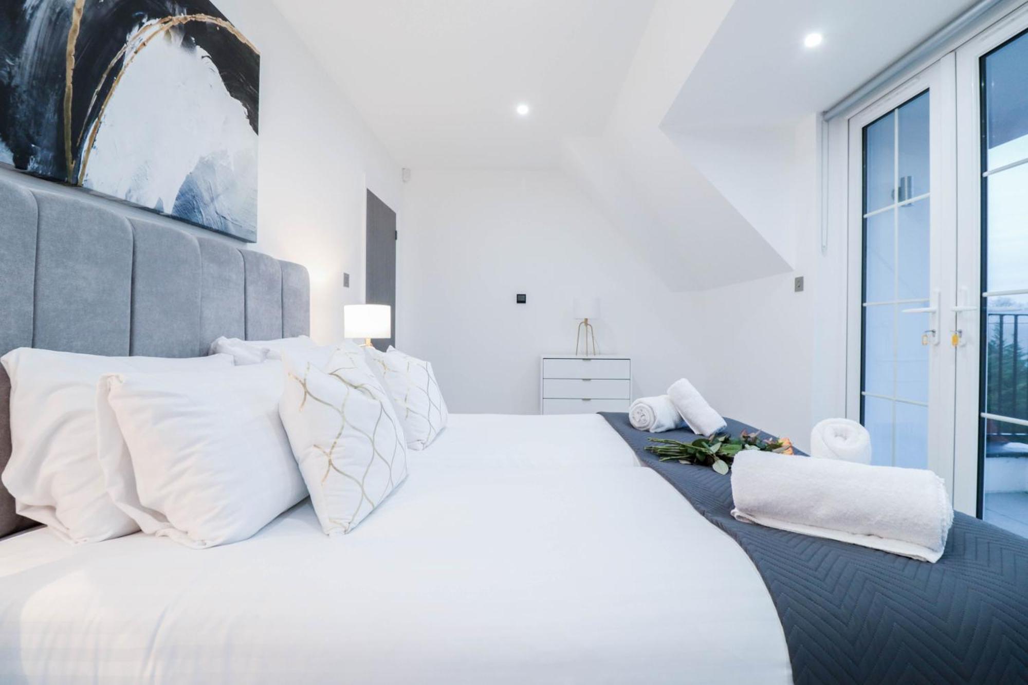 Elegant Apartments In Staines L Free Onsite Parking Extérieur photo