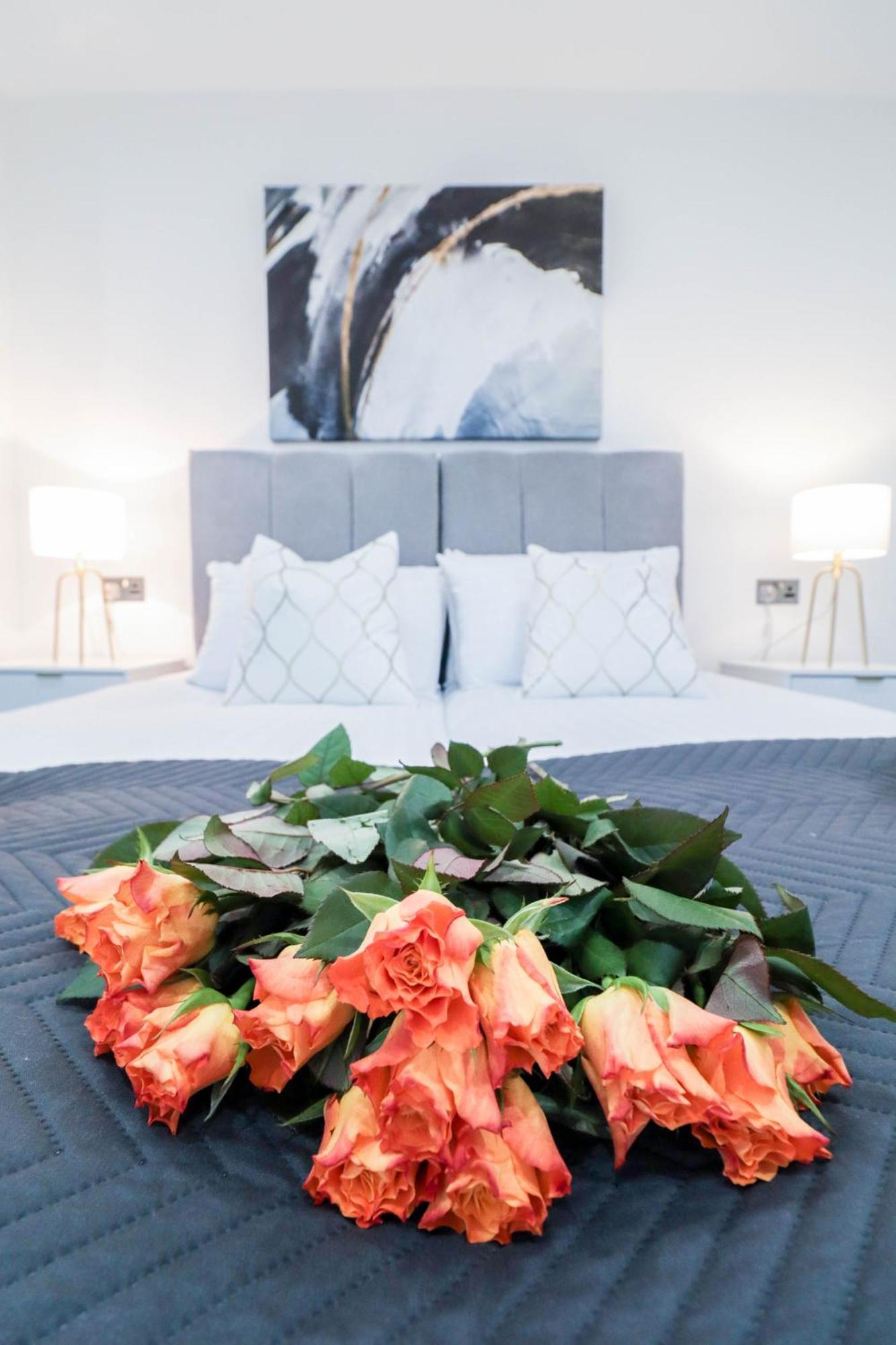 Elegant Apartments In Staines L Free Onsite Parking Extérieur photo