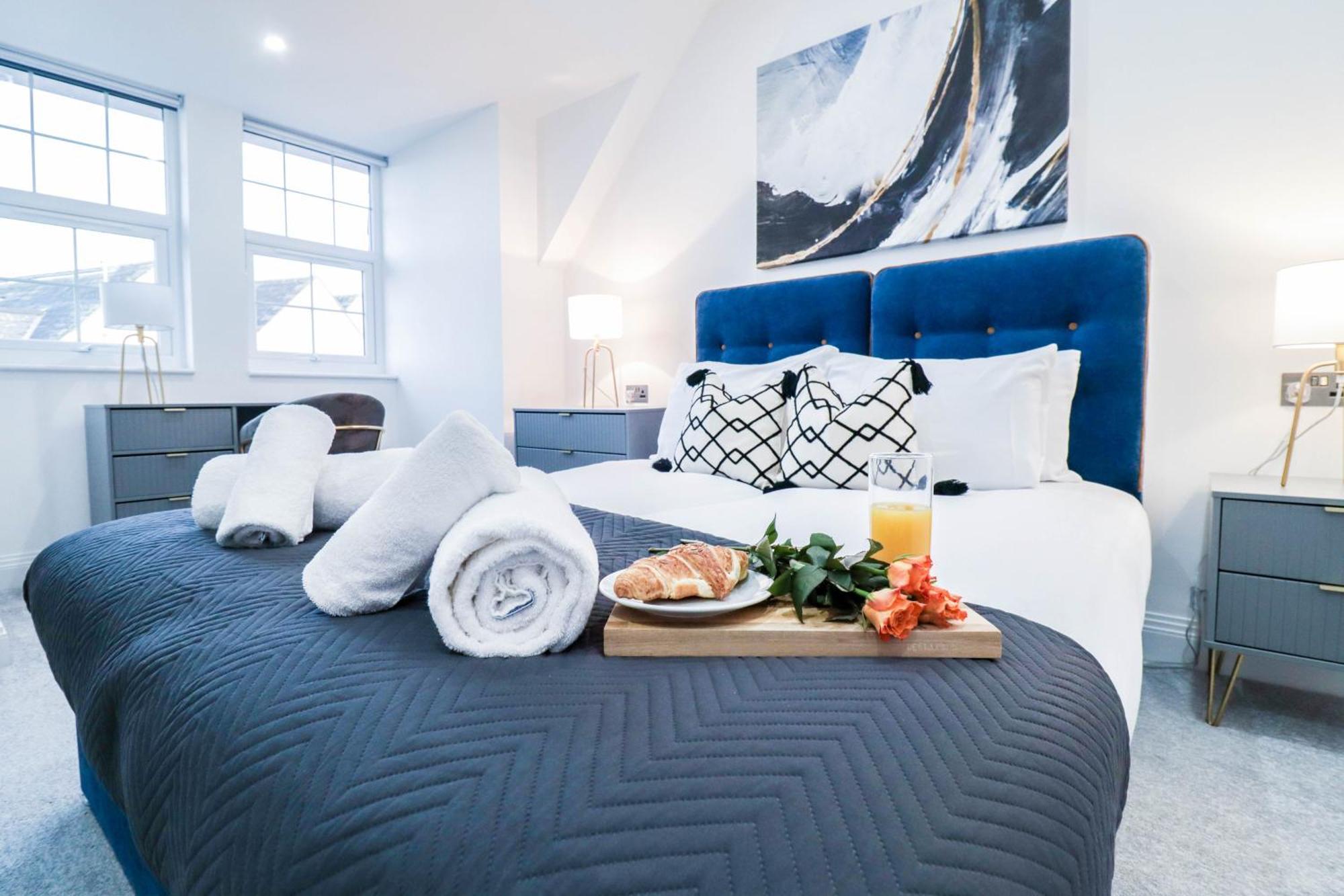 Elegant Apartments In Staines L Free Onsite Parking Extérieur photo