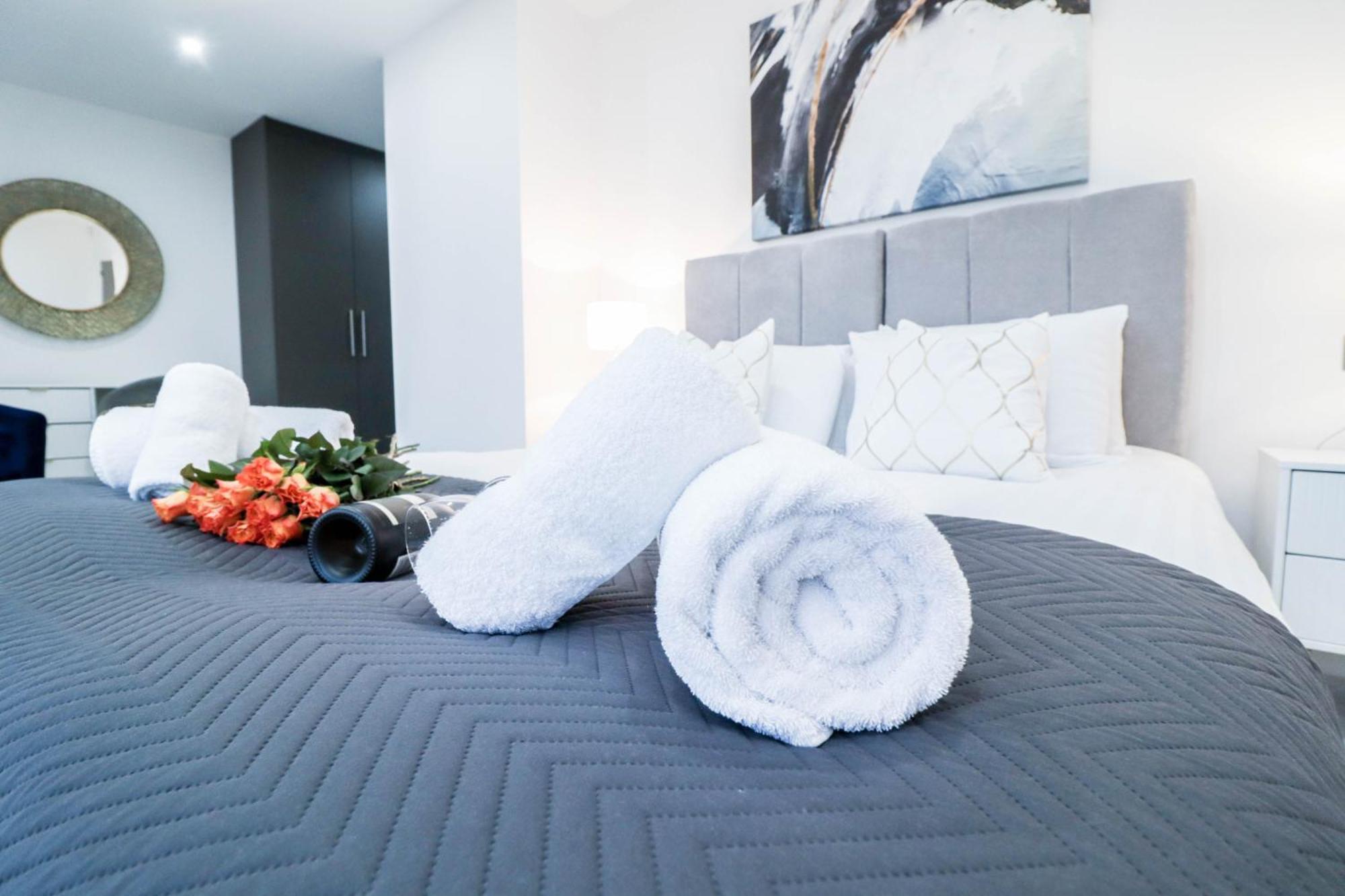Elegant Apartments In Staines L Free Onsite Parking Extérieur photo