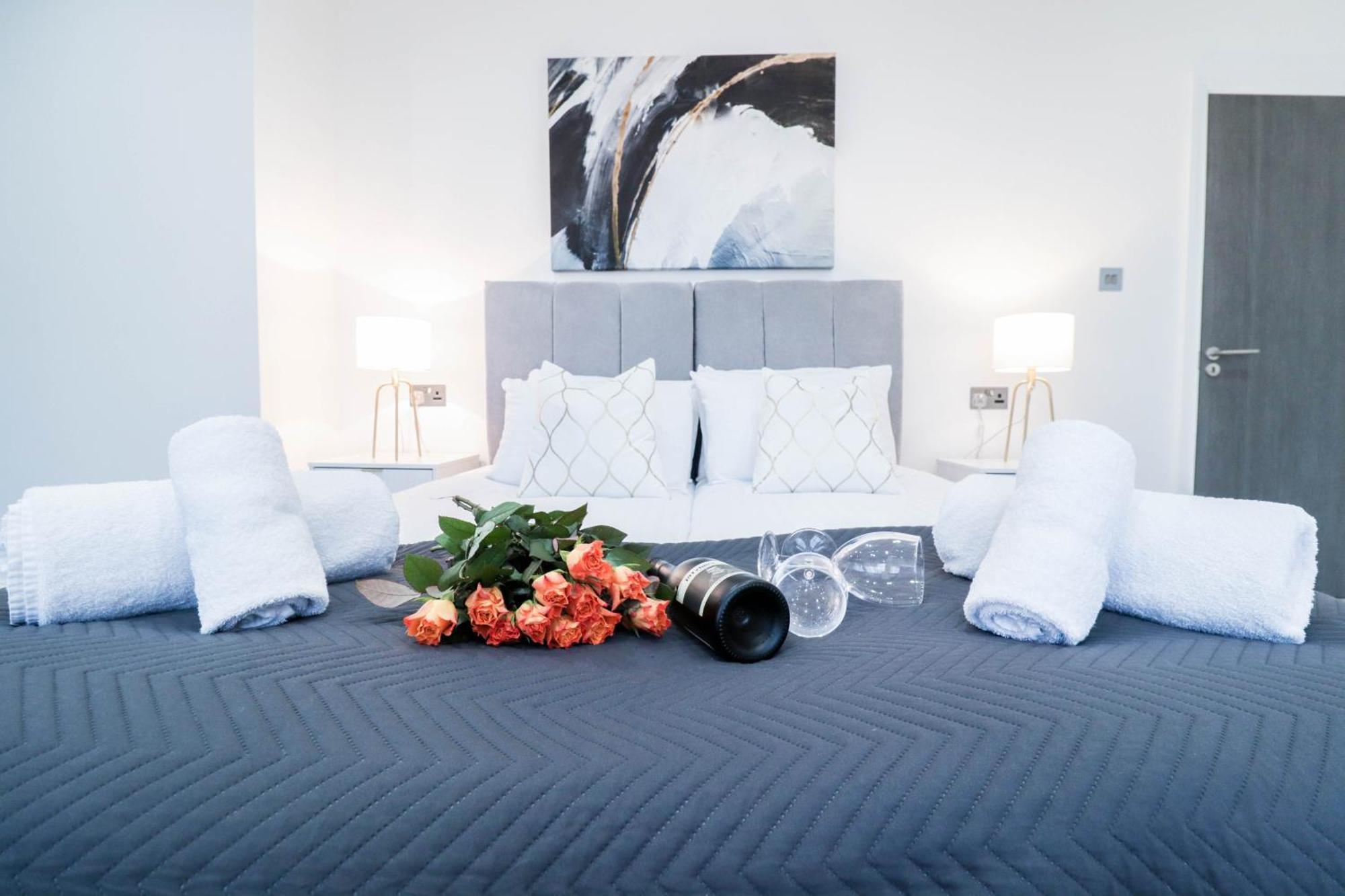 Elegant Apartments In Staines L Free Onsite Parking Extérieur photo