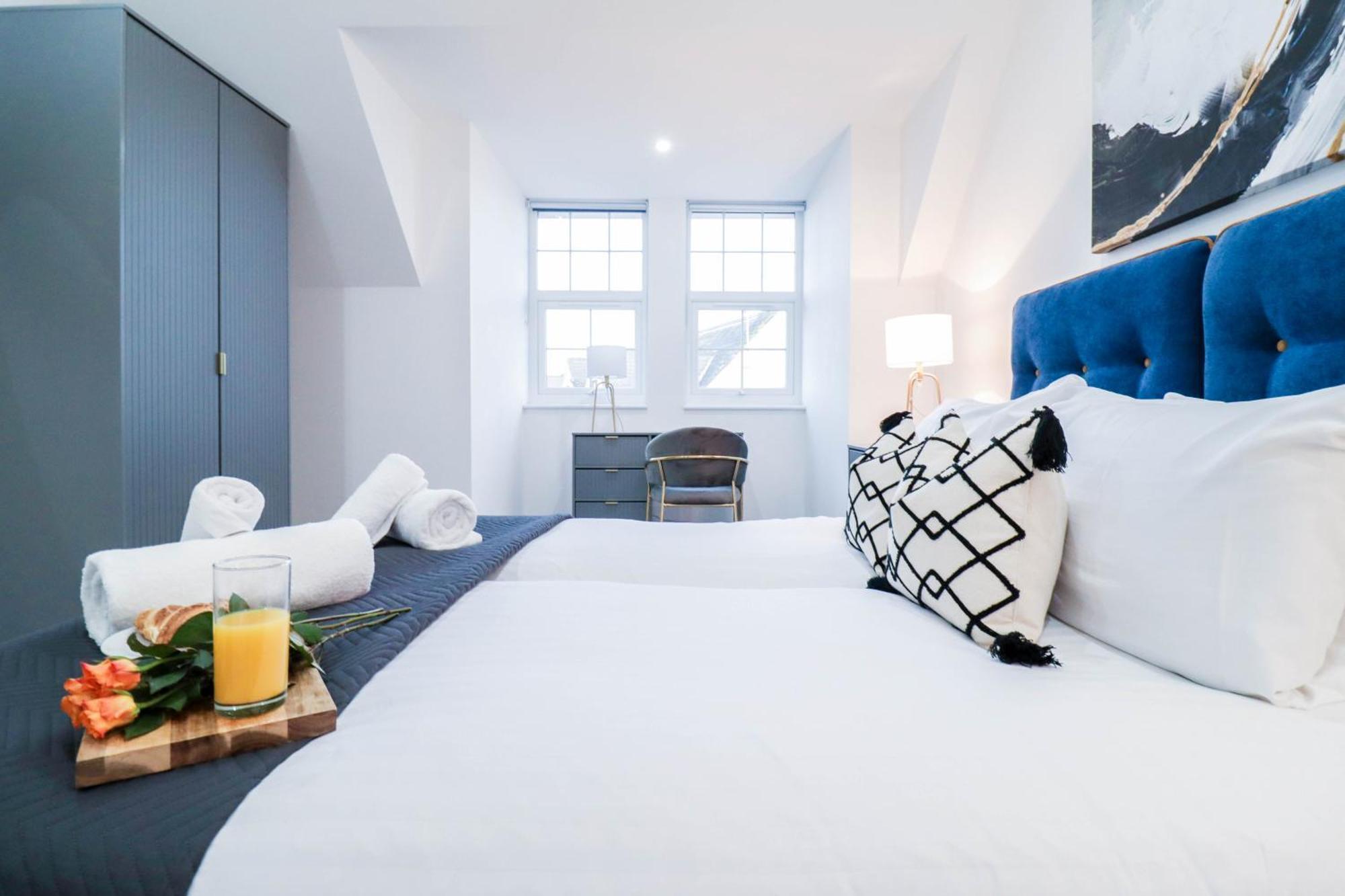 Elegant Apartments In Staines L Free Onsite Parking Extérieur photo