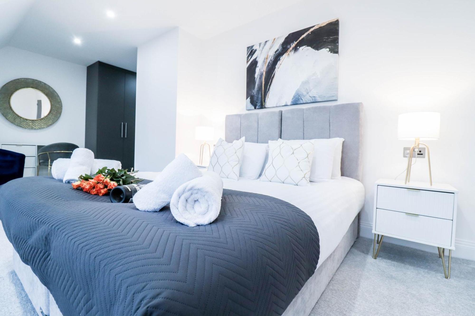 Elegant Apartments In Staines L Free Onsite Parking Extérieur photo