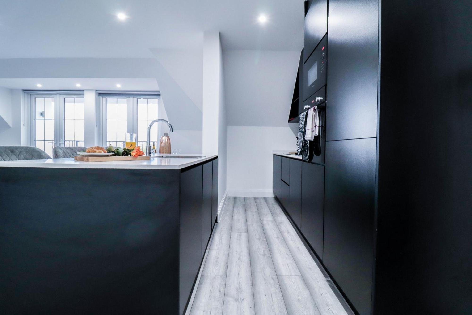 Elegant Apartments In Staines L Free Onsite Parking Extérieur photo