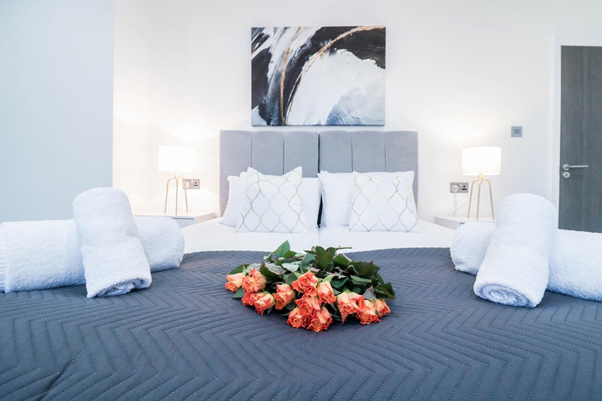Elegant Apartments In Staines L Free Onsite Parking Extérieur photo