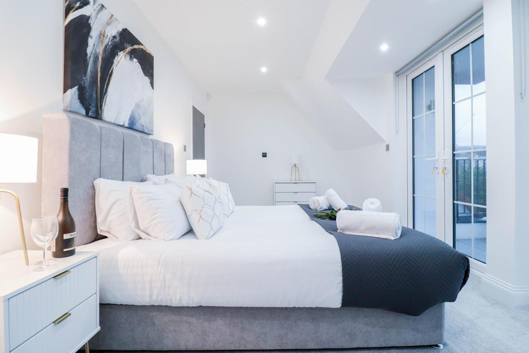 Elegant Apartments In Staines L Free Onsite Parking Extérieur photo