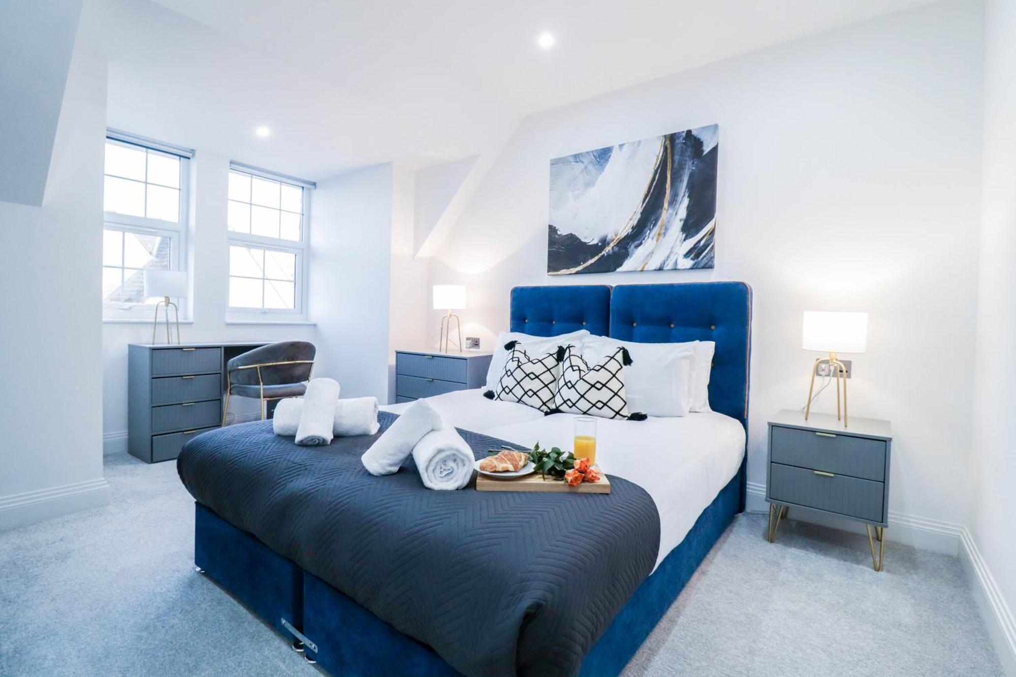 Elegant Apartments In Staines L Free Onsite Parking Extérieur photo