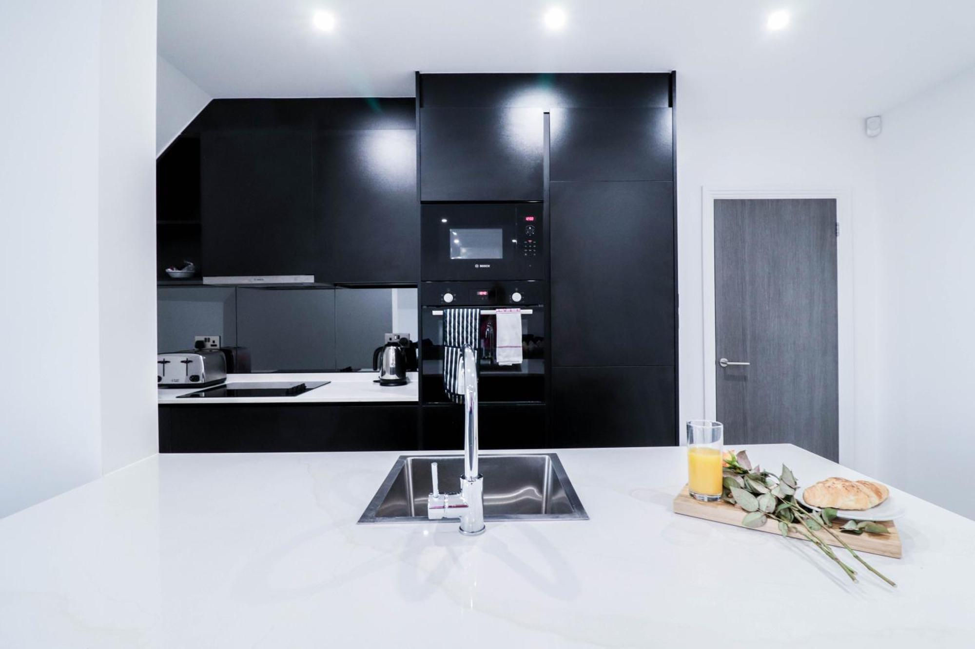 Elegant Apartments In Staines L Free Onsite Parking Extérieur photo