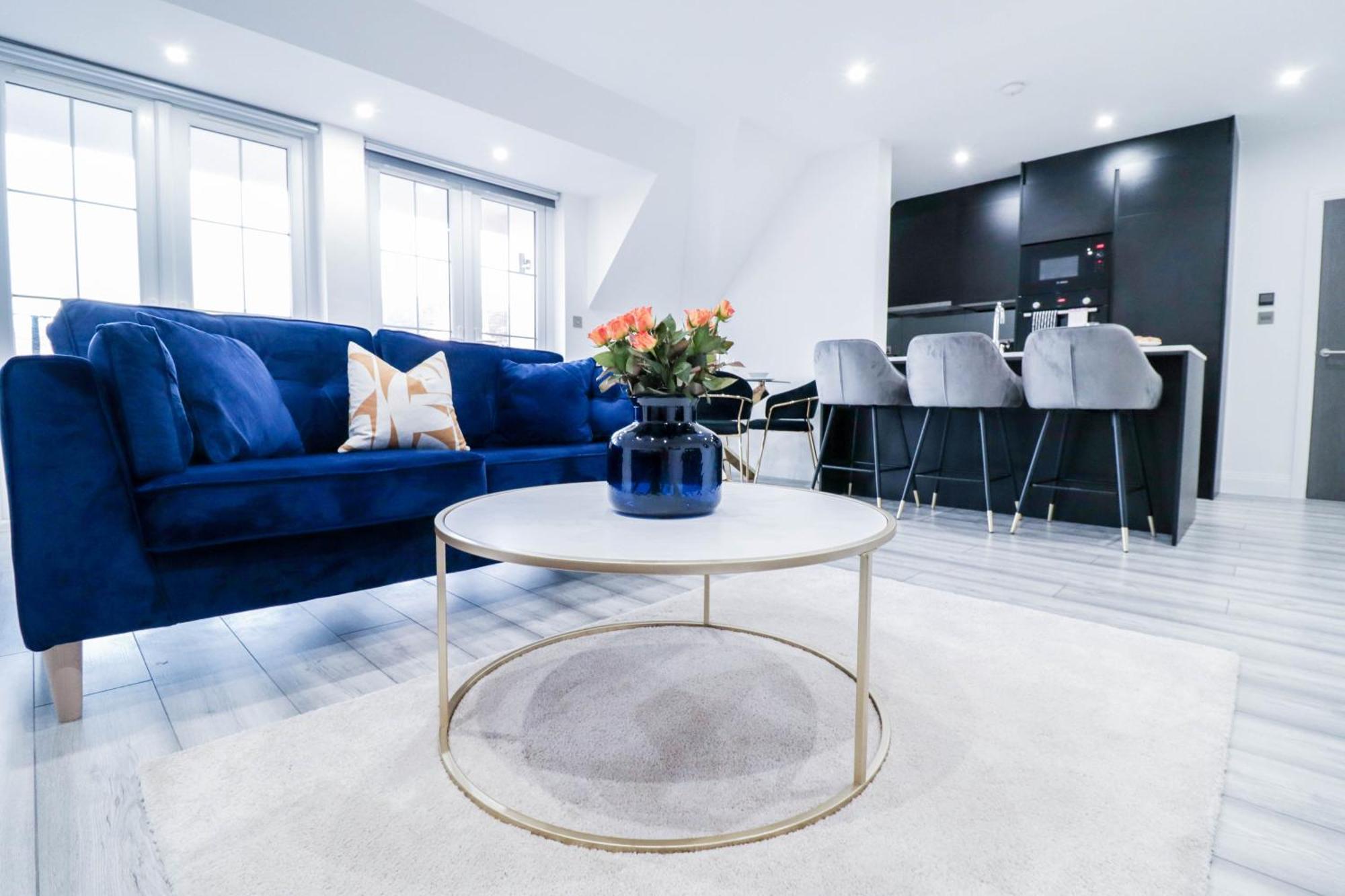 Elegant Apartments In Staines L Free Onsite Parking Extérieur photo