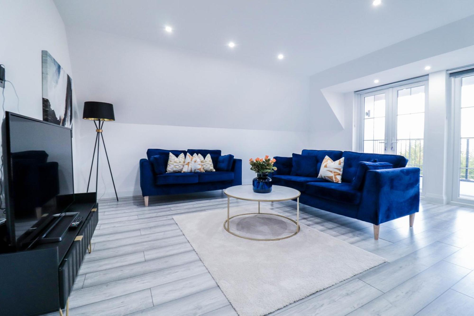 Elegant Apartments In Staines L Free Onsite Parking Extérieur photo