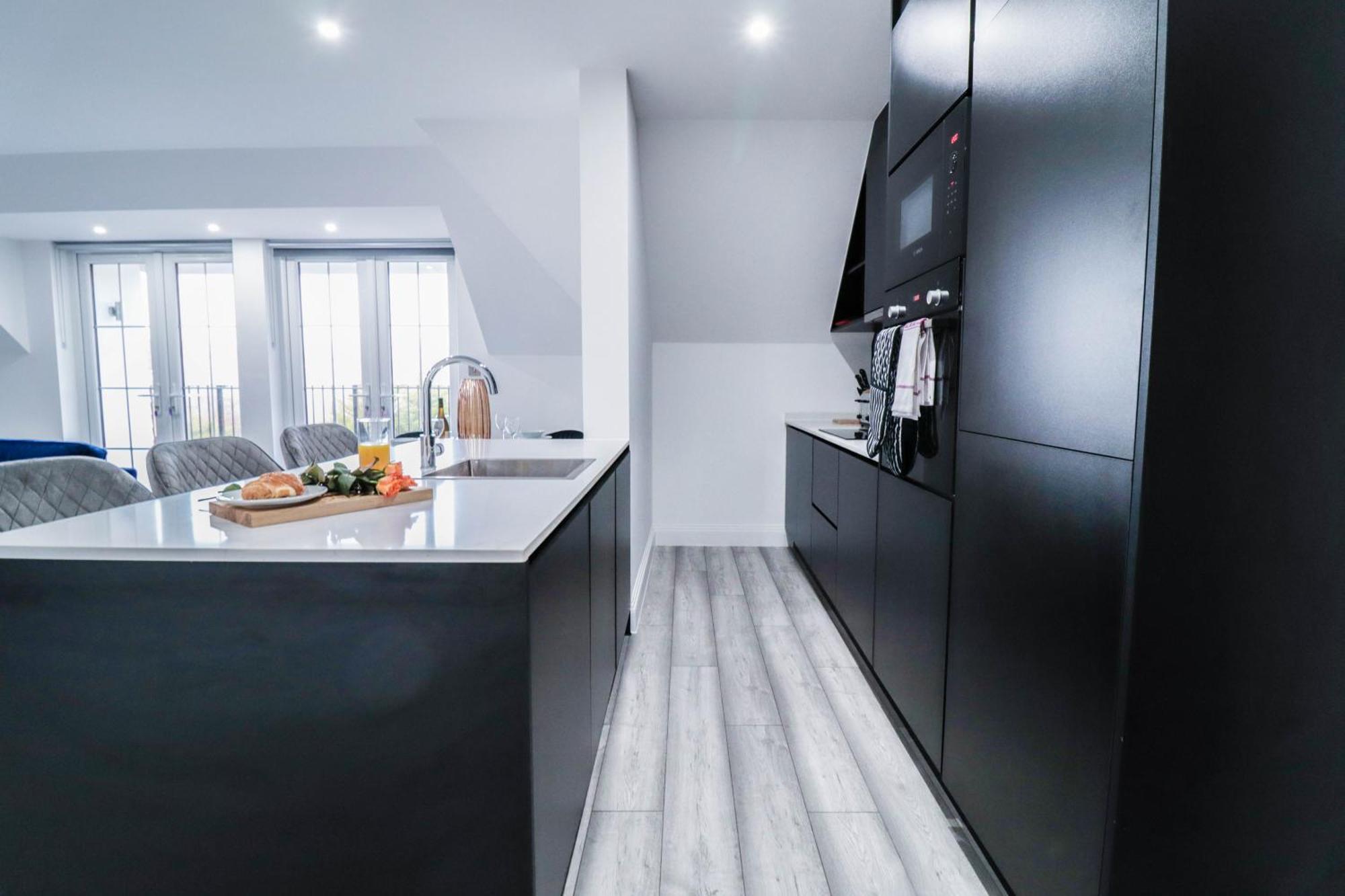 Elegant Apartments In Staines L Free Onsite Parking Extérieur photo