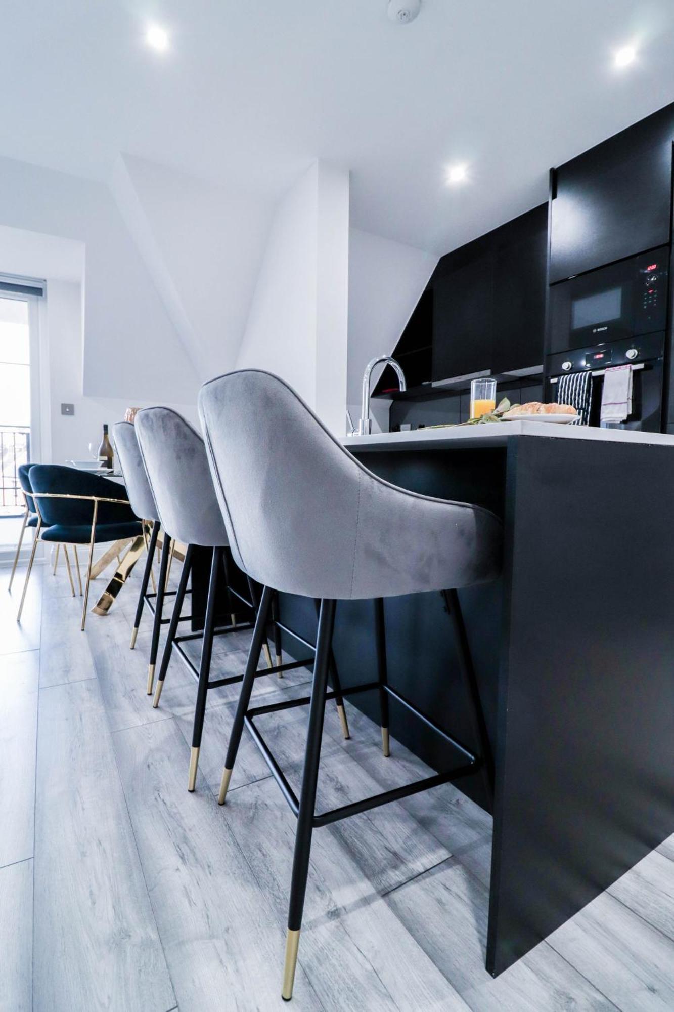 Elegant Apartments In Staines L Free Onsite Parking Extérieur photo