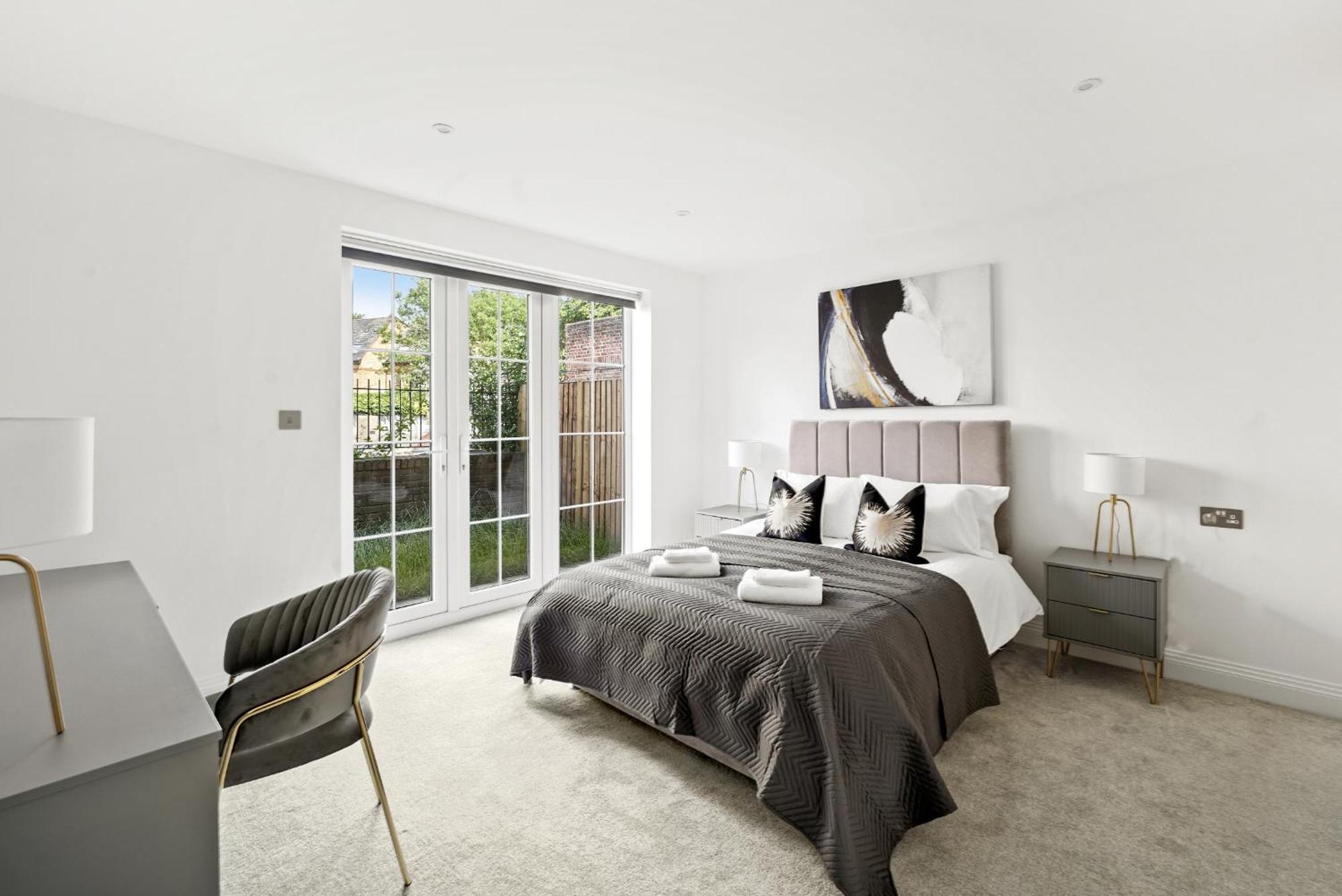 Elegant Apartments In Staines L Free Onsite Parking Extérieur photo