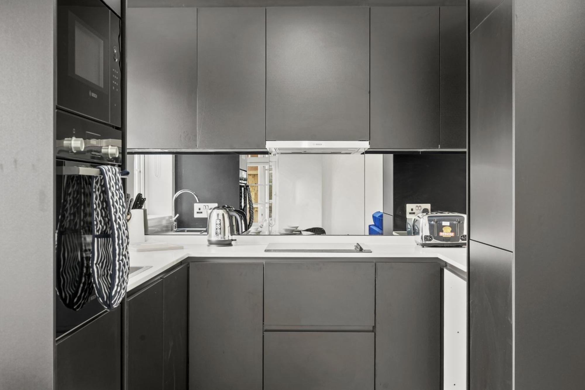 Elegant Apartments In Staines L Free Onsite Parking Extérieur photo