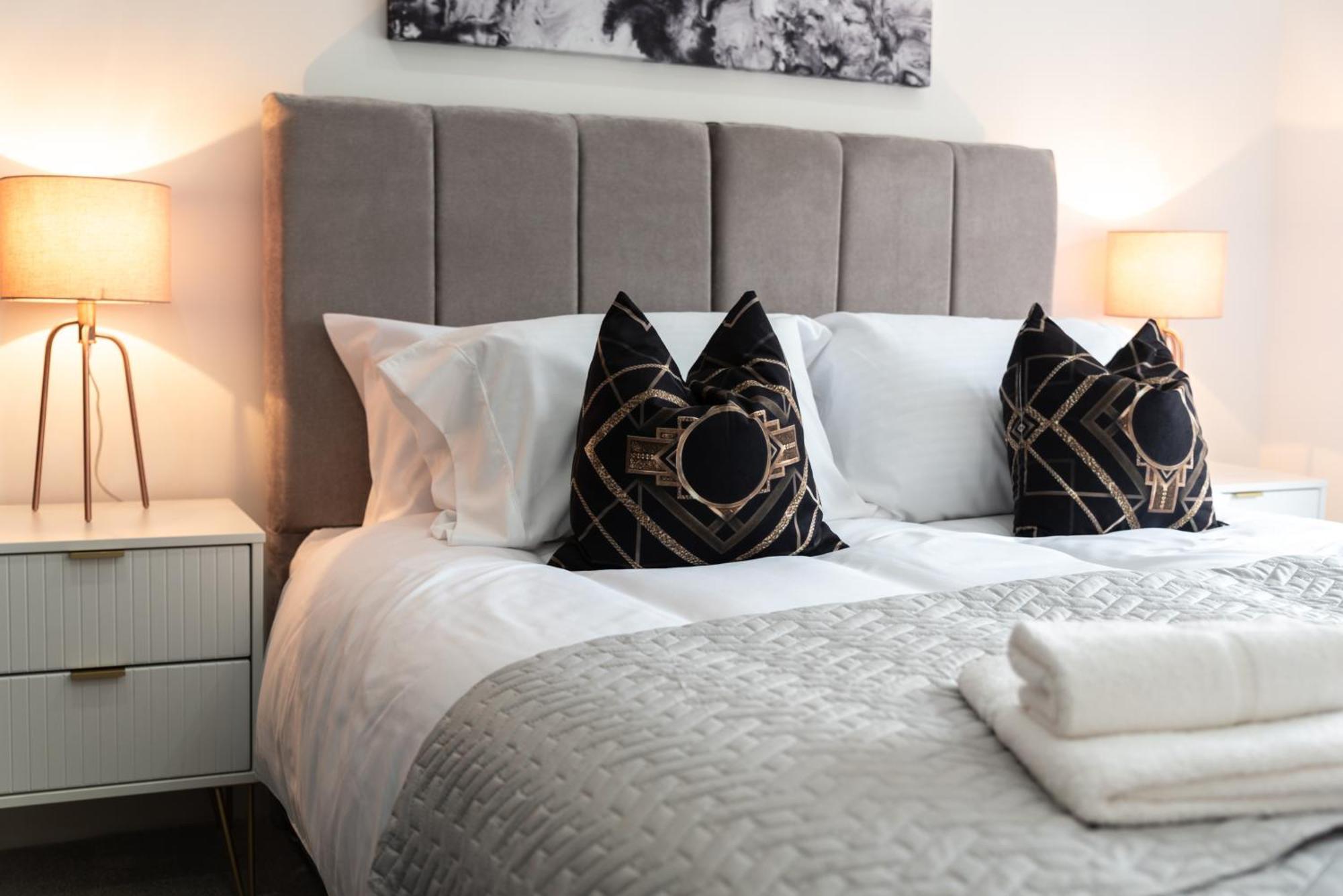 Elegant Apartments In Staines L Free Onsite Parking Extérieur photo