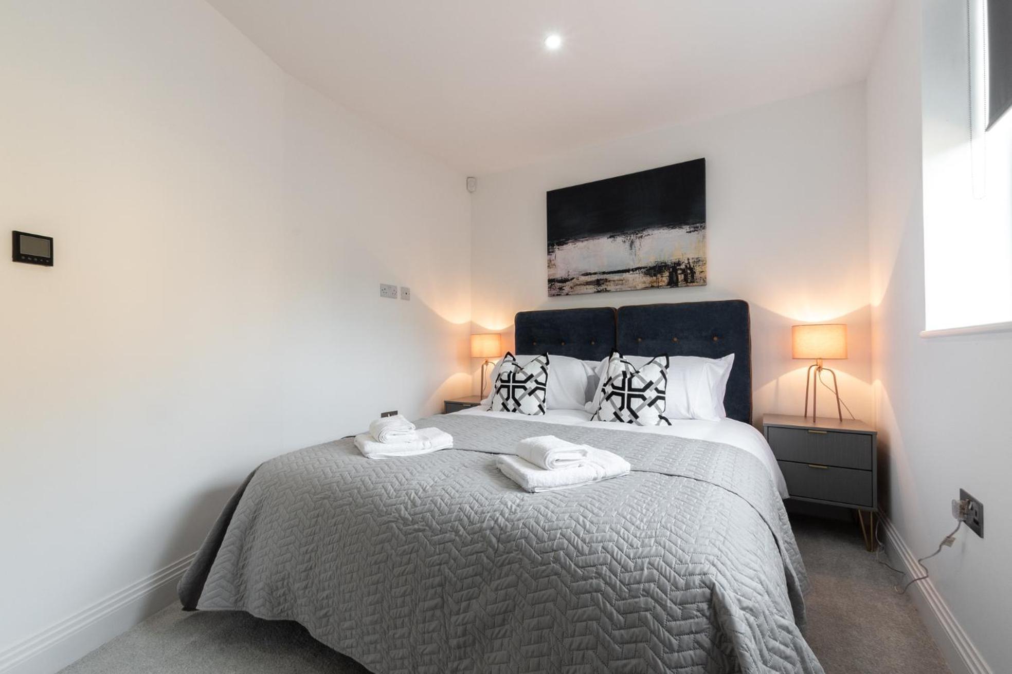 Elegant Apartments In Staines L Free Onsite Parking Extérieur photo