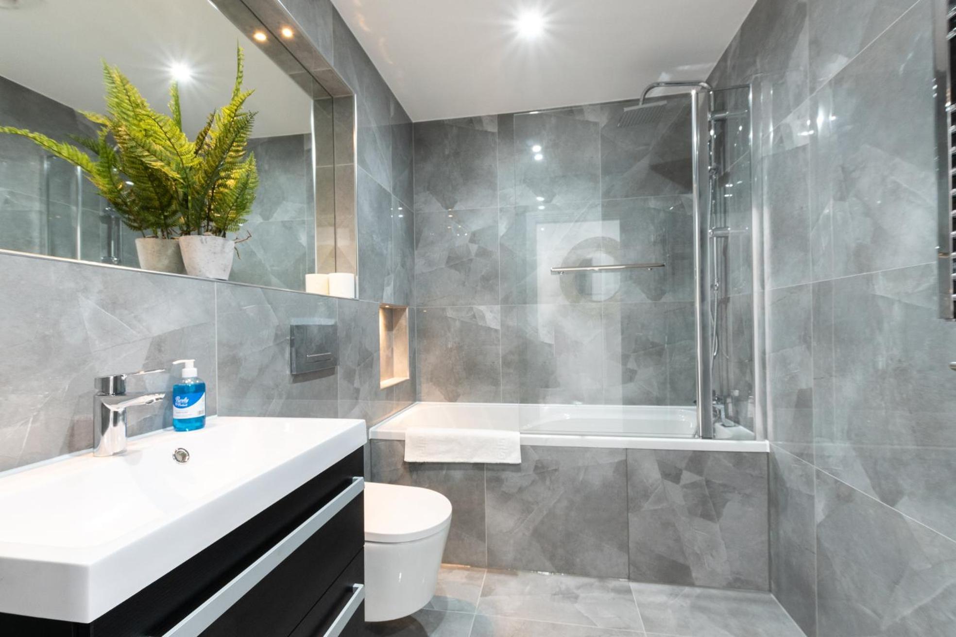 Elegant Apartments In Staines L Free Onsite Parking Extérieur photo
