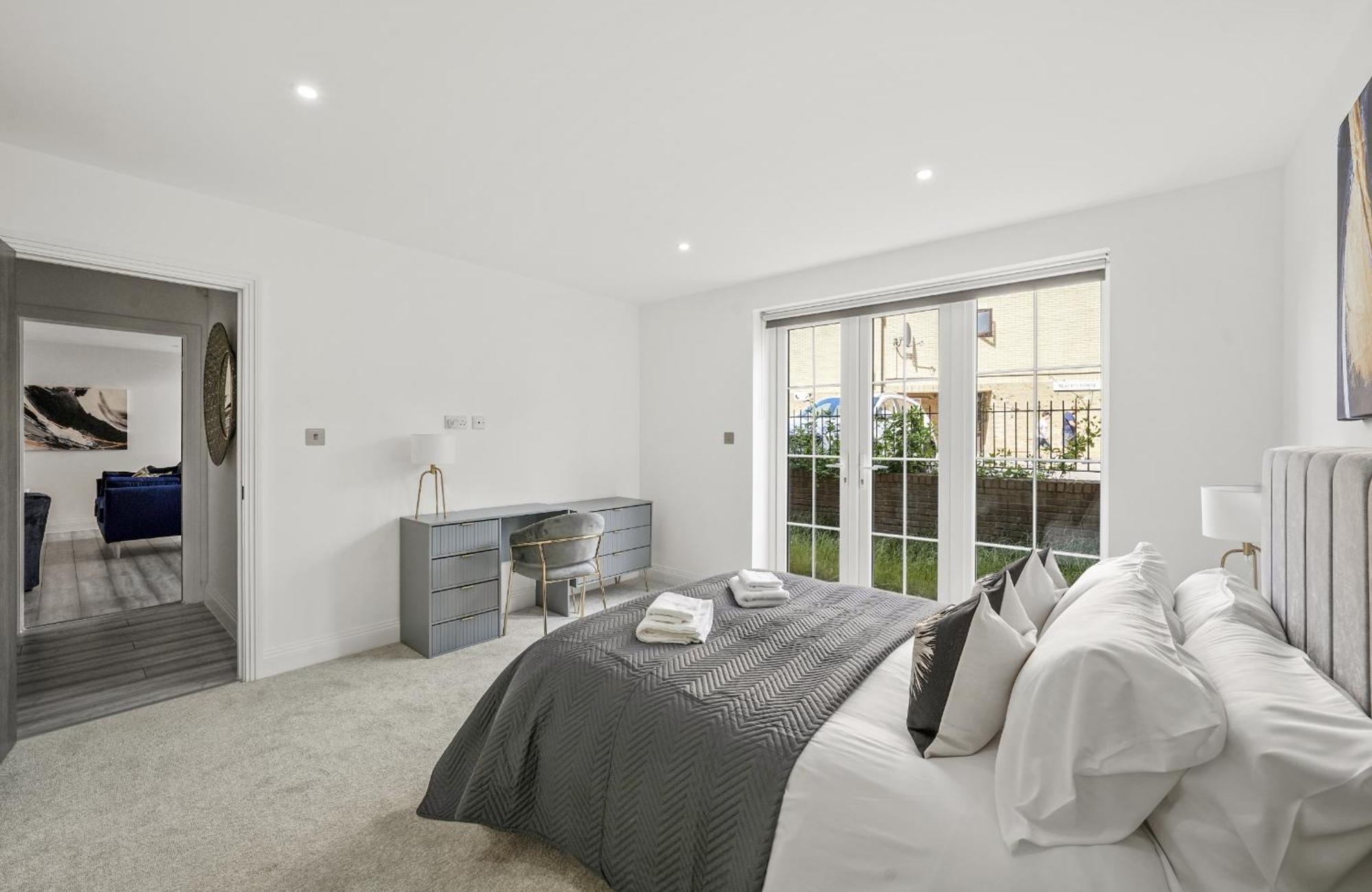 Elegant Apartments In Staines L Free Onsite Parking Extérieur photo