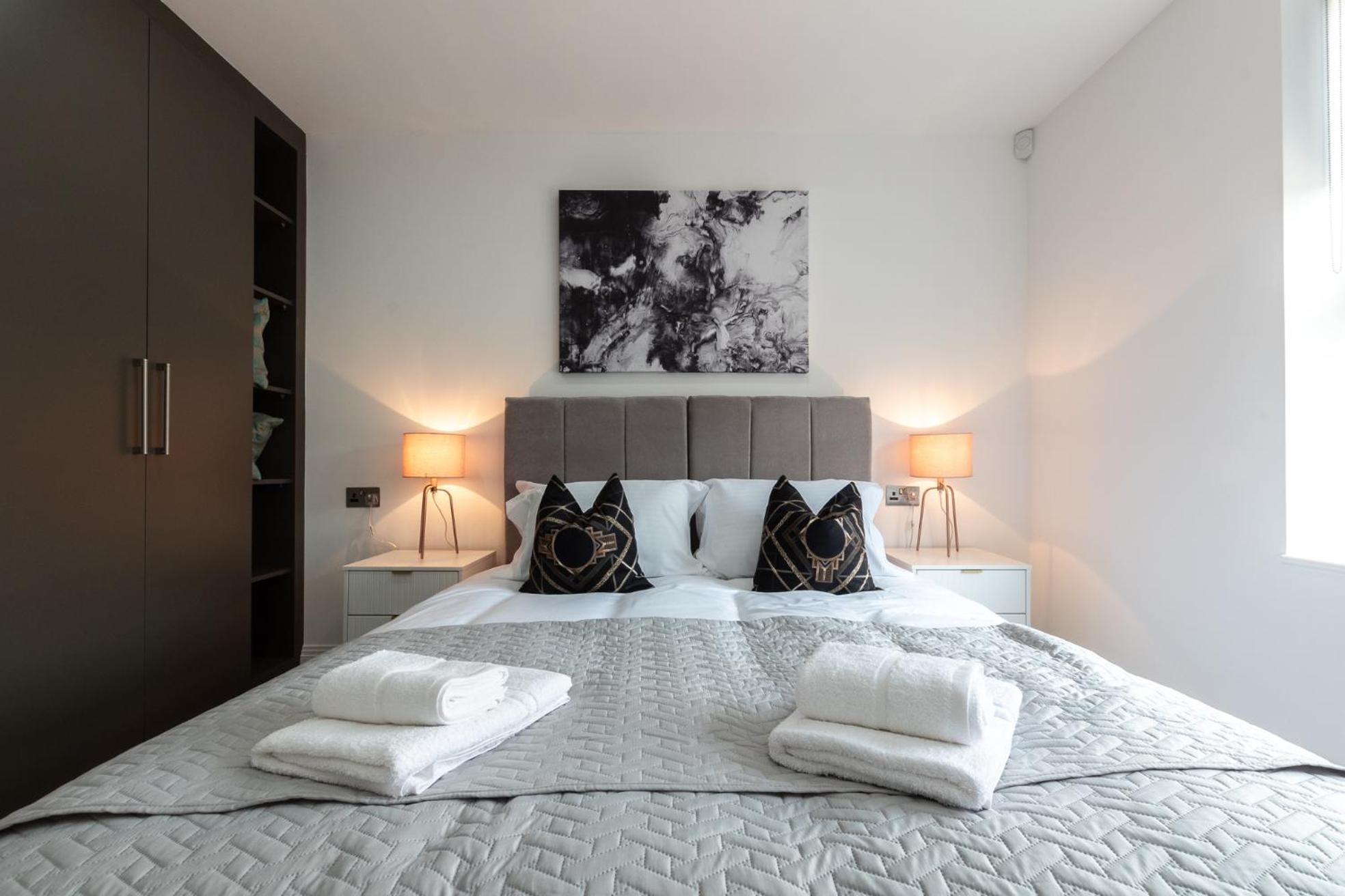 Elegant Apartments In Staines L Free Onsite Parking Extérieur photo