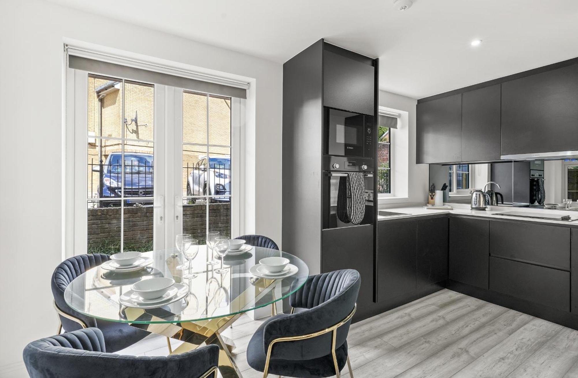 Elegant Apartments In Staines L Free Onsite Parking Extérieur photo