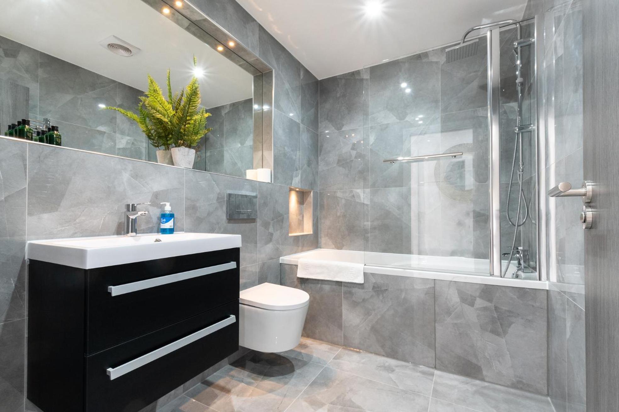 Elegant Apartments In Staines L Free Onsite Parking Extérieur photo